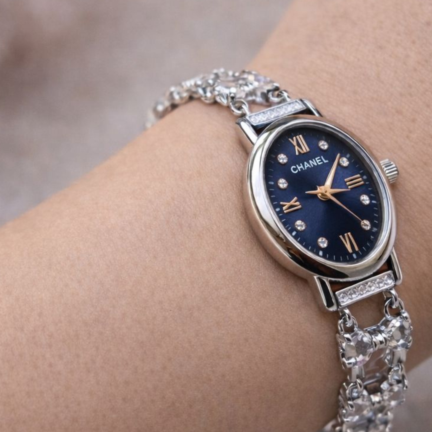 Elegant gold-tone women’s watch